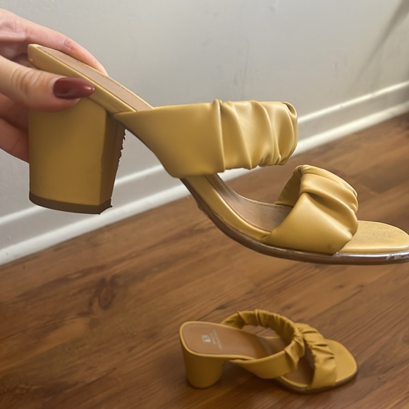 WHITE MOUNTAIN butter yellow sandals - Picture 3 of 6